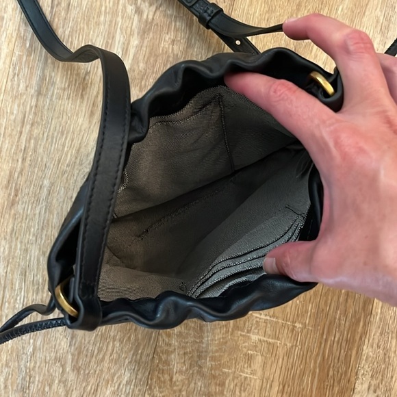 Fossil Gigi Small Drawstring Crossbody Leather Bag Purse Black Like New - Picture 7 of 11